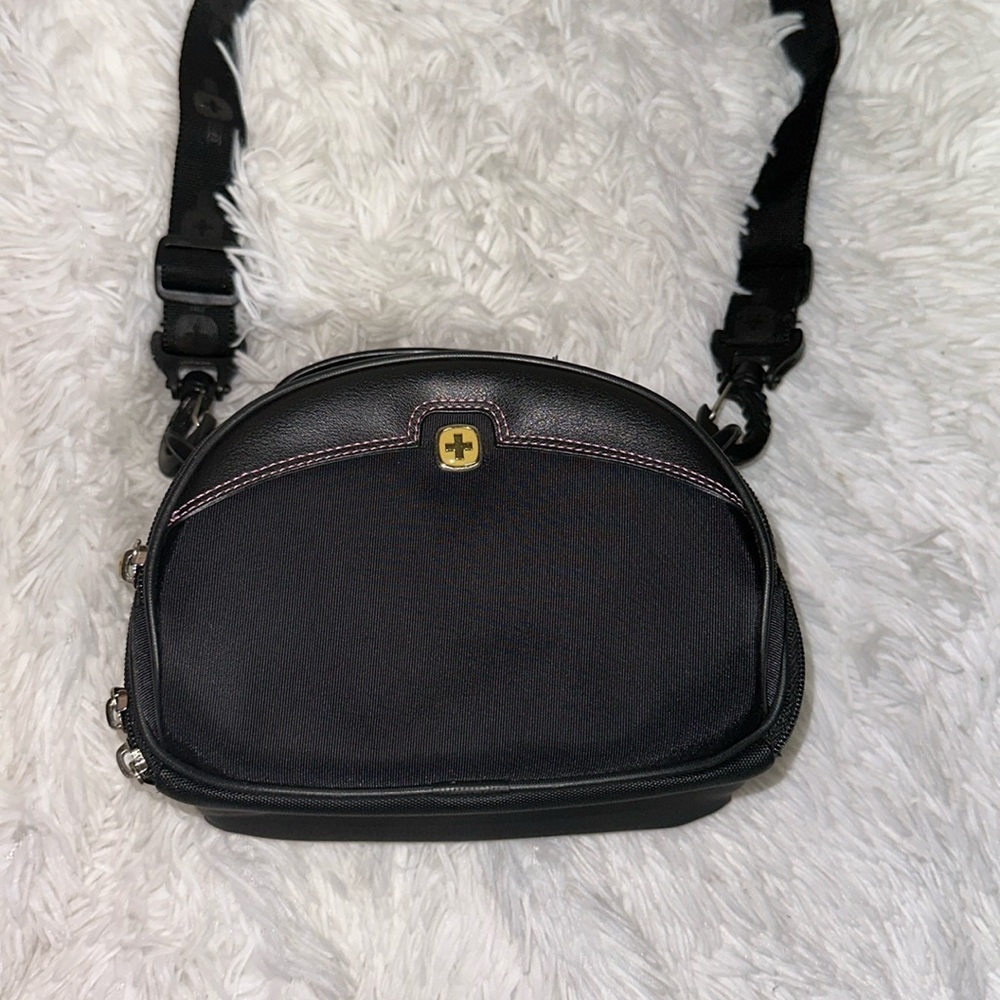 Small Wenger Crossbody Bag/Camera case NWOT
